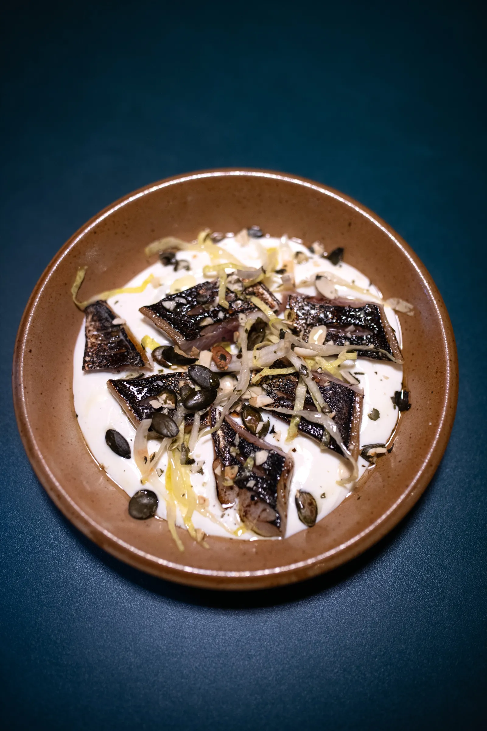 Maquereau brûlé, crème d’endive, graines de courge